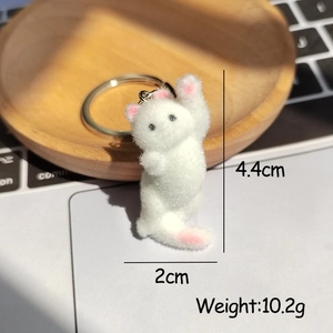 Porte-clés chat blanc floqué mignon dimensions 4.4cm par 2cm avec anneau argenté