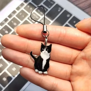 Primo piano di ciondolo gatto in acrilico bianco e nero con chiusura in metallo argento