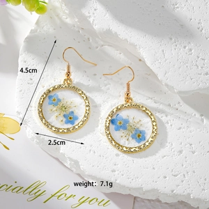 Detailansicht der blauen Trockenblumen-Ohrringe mit Goldhaken und 2,5 cm Durchmesser