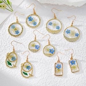 Handgefertigte Trockenblumen Harz Ohrringe Legierung Goldrahmen Edelstahl Haken Blau Vergissmeinnicht Floral Ohrhänger