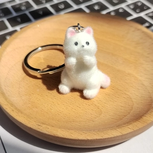 Porte-clés chat blanc floqué mignon avec queue rose sur plateau en bois pour sacs