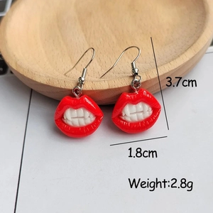 Detailansicht der Vampirzahn-Ohrringe mit Maßen 3,7 cm Höhe und 1,8 cm Breite in Rot