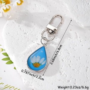 Detailed size view of blue teardrop resin keychain with daisy flower and dimensions