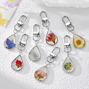 Portachiavi in Resina Trasparente a Goccia d'Acqua Fatto a Mano Con Fiori Secchi Rose Margherite Foglia d'Oro Portachiavi Donna Regalo