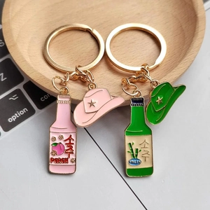 Detailansicht der Soju-Flasche und Cowboyhut-Schlüsselanhänger mit Emaille-Anhängern