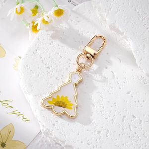 Porte-clés sapin de Noël avec véritable marguerite jaune séchée et cadre doré