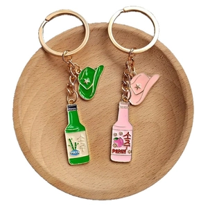 Kreatives Emaille Schlüsselanhänger Set mit Miniatur Soju Flaschen und Cowboyhüten
