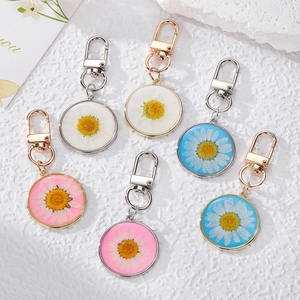 Porte-Clés Artisanal en Résine Marguerites Séchées Alliage Or Argent Pendentif Rond Charme de Sac Floral Bijoux pour Femmes