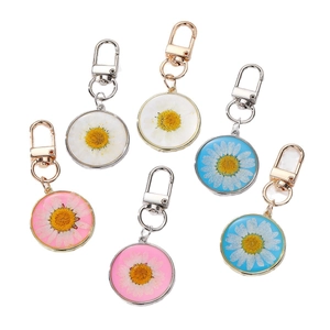 Porte-clés en résine marguerite avec de vrais pétales séchés et cadre en or et argent