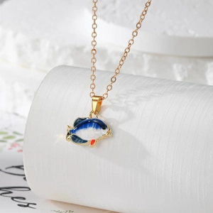 Primer plano detallado de un collar con colgante de pez tropical 3D en esmalte azul
