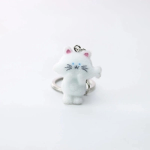 Dettaglio del portachiavi gattino bianco in peluche con occhi azzurri e anello