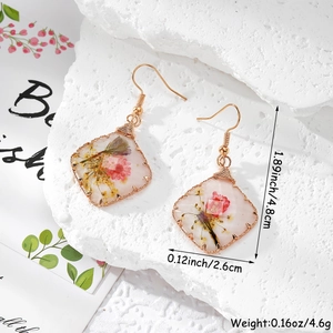 Dimensions détaillées des boucles d'oreilles en résine faites avec de vraies fleurs