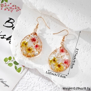 Détail de taille pour boucles d'oreilles en résine avec fleurs séchées et feuille d'or