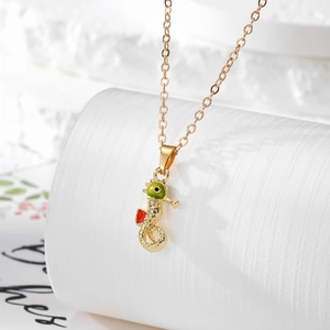 Collar de caballito de mar 3D en aleación dorada con detalles en esmalte verde y rojo