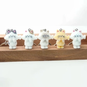 Set di cinque portachiavi a forma di gattino floccato con vari motivi di pelo di gatto