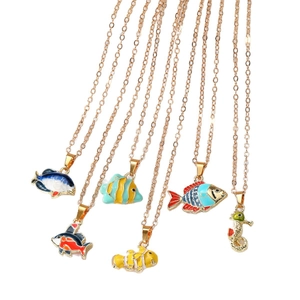 Collares con colgantes 3D de aleación esmaltada de peces tropicales y caballito