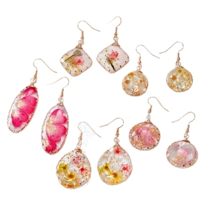 Ensemble de boucles d'oreilles artisanales en résine avec fleurs séchées et crochets dorés