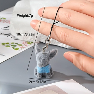 Détail d'un pendentif chien floqué gris avec écharpe bleue montrant le fermoir mousqueton