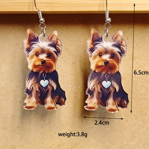 Detailweergave van de acryl Yorkshire Terrier oorbellen, maat 6,5cm bij 2,4cm en gewicht 3,8g