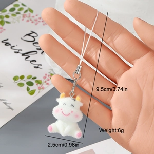 Détail du pendentif veau en résine floquée montrant la texture douce et les dimensions