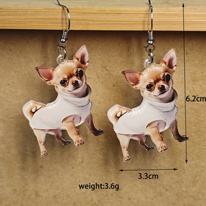 Detailweergave van de Chihuahua acryl oorbellen met 6,2 cm hoogte en 3,3 cm breedte