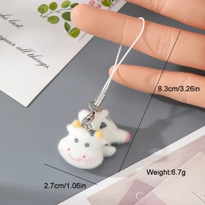 Vue détaillée du mini pendentif peluche vache avec fermoir mousqueton et dimensions