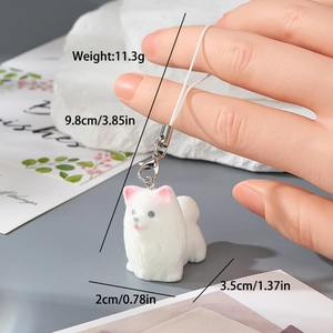 Gros plan d'un porte-clés chiot floqué blanc, dimensions 3,5x2cm et poids de 11,3g