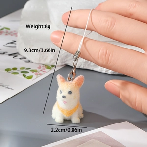 Détail du charm chiot corgi floqué avec bandana jaune et fermoir en métal argenté brillant