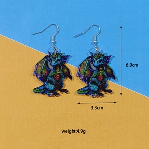 Detailansicht der bunten Acryl Drachen-Ohrringe mit 3,3 cm Breite und 6,9 cm Gesamthöhe