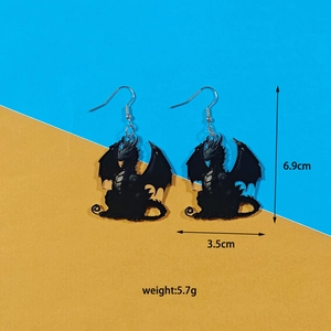 Detailansicht schwarzer Pterodactylus-Ohrringe aus Acryl mit Maßen 6,9 cm x 3,5 cm