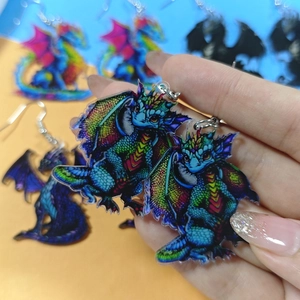 Detailansicht der Acryl Pterosaurier Drachen Ohrringe mit lebendigen Farbdrucken