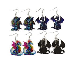Set mit vier einzigartigen Acryl-Drachen-Ohrhängern in verschiedenen bunten Designs