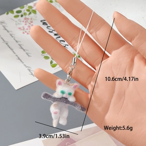 Detailansicht eines weißen Mini-Flockkatzen-Anhängers, Größe 10,6 cm und Gewicht 5,6 g