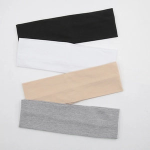 Mise à plat de quatre bandeaux élastiques en coton en noir, blanc, beige et gris