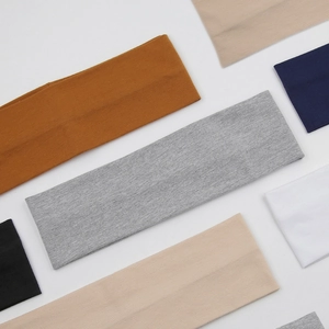 Vue à plat de bandeaux de sport en coton de couleurs variées : gris, beige et bleu marine