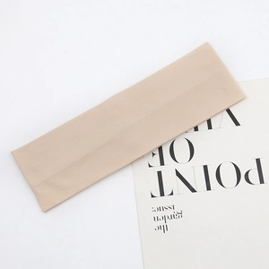 Gros plan du bandeau de yoga en coton beige avec tissu côtelé élastique et coutures soignées