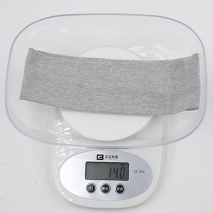 Gros plan détaillé montrant la texture légère de 14g du bandeau de sport en coton gris