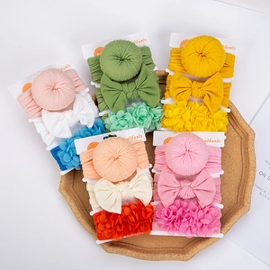 Ensemble de trois bandeaux pour bébé avec nœuds en nylon sur carte de présentation