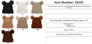 Tableau détaillé des bonnets tricotés avec doubles pompons en sept couleurs assorties
