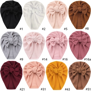 Collection de bonnets turbans gaufrés pour bébé avec nœuds en douze couleurs variées