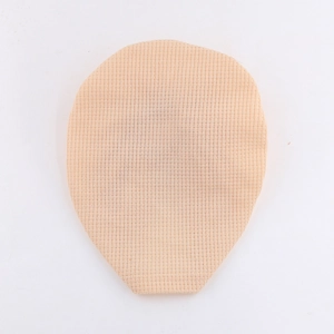 Vue détaillée de la texture gaufrée respirante sur le turban pour bébé de couleur chair