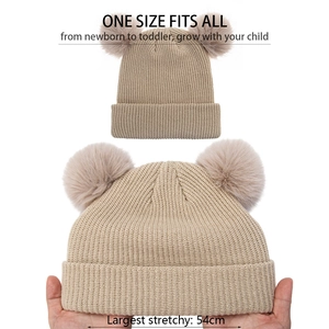 Bonnet en tricot beige pour bébé avec double pompon offrant une élasticité jusqu'à 54cm
