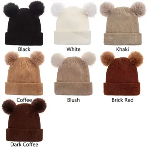 Bonnet d'hiver en tricot pour bébé avec deux pompons en sept couleurs différentes