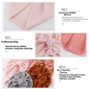 Détail du tissu gaufré et du nœud fait main sur les bonnets turbans pour bébés