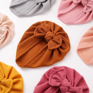 Bonnets turban en maille gaufre pour bébé avec grand nœud en plusieurs coloris doux
