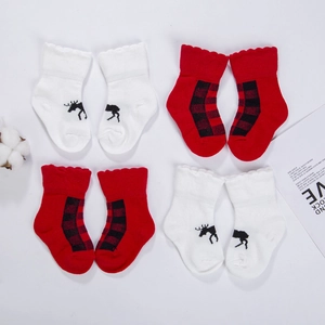Detailansicht der Weihnachts-Babysocken mit Rentier-Motiv und rotem Karomuster