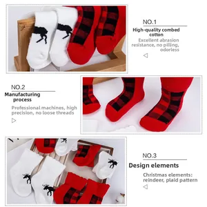 Details von Weihnachts-Babysocken mit Elchmuster und rot-karierter Strick-Baumwolle