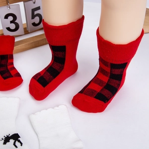 Weihnachtliche Baby-Stricksocken mit rotem Karomuster und Rentier-Motiv für Neugeborene