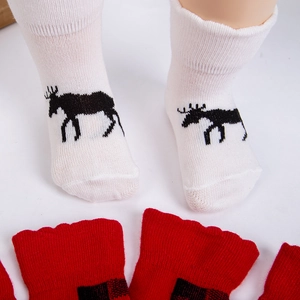 Weihnachtliche Baby-Stricksocken mit weißem Rentier-Motiv und rotem Karomuster