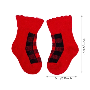 Weihnachtliche Baby-Stricksocken in Rot mit Karo-Patch und Rüschensaum aus Baumwolle